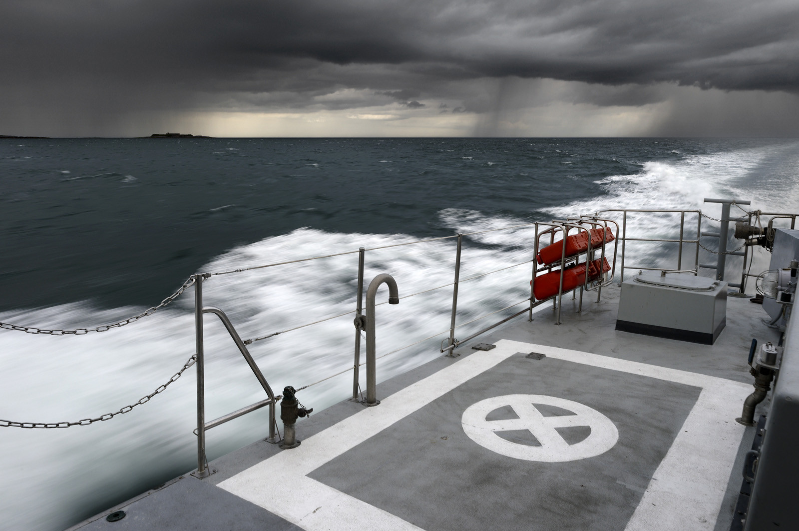 Le Géranium est entré en service en février 1997, et comme il est de tradition dans la gendarmerie, toutes les unités d'une même série portent des noms relevant d'une thématique unique (la Jonquille, la Violette et le Jasmin). L'identité professionnelle des gendarmes maritimes correspond à leur expertise d'enquêteurs et d'officiers de police judiciaire.