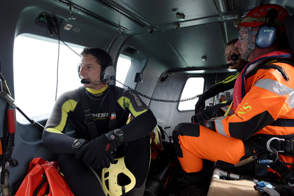 Particulièrement visibles et reconnaissables, les EC 145 de la sécurité civile sont rouge et jaune et ont pour indicatif radio leur nom de famille Dragon, suivi du numéro de département dans lequel ils sont stationnés. Le positionnement de Dragon 50, basé à Granville, à l'ouvert de la Baie du Mont-Saint-Michel ne doit rien au hasard. Il constitue en effet un élément central du dispositif mis en oeuvre pour sécuriser la Baie face aux dangers que représentent ses célèbres mais redoutables marées. Chaque année, plusieurs dizaines de personnes, promeneurs ou pêcheurs à pieds, lui doivent d'avoir été tirées d'un très mauvais pas, voire sauvées d'une mort certaine.