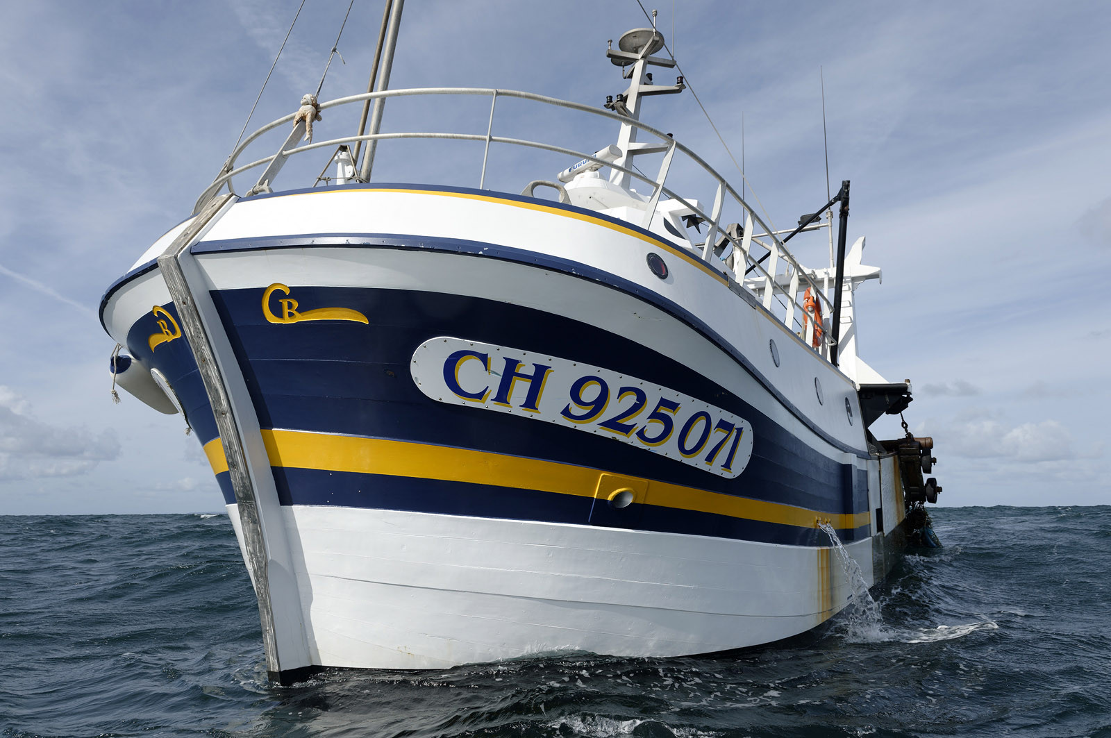 Construit à Cherbourg-en-Cotentin par les Constructions Mécaniques de Normandie (CMN), le PAM Thémis (Patrouilleurs des Affaires Maritimes) renforce le dispositif de surveillance de la zone Manche-Mer du Nord où, outre ses missions de contrôle des pêches, il participe à la permanence opérationnelle établie sous l'autorité du préfet maritime dans le cadre de la fonction de garde-côte.