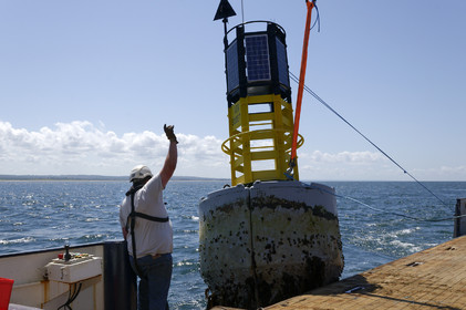 Les phares des côtes de France datent tous des 18ème et 19ème siècles, à quelques exceptions près, et l'on s'émerveille encore des efforts et des savoir-faire déployés alors pour mener à bien ces fabuleux travaux de génie civile.Scintillants, à éclats courts ou longs, isophases, à occultations... Rythme, couleur,secteur...Chaque phare affiche son code génétique, unique, que l'on retrouve également sur les cartes marines.Basé à Dunkerque, le Hauts de France est chargé de la mise en place et de l'entretien courant du balisage maritime hauturier de l'ensemble de la zone, de la frontière belge à la pointe de la Hague.Au-delà de ses missions premières, le baliseur océanique est également capable de mettre en oeuvre l'ensemble de ses capacités techniques pour lutter contre les pollutions marines.