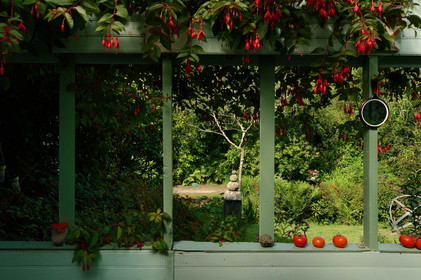 En hommage au poète, ses amis dont Gérard Fusberti, propriétaire du terrain et gardien du temple, décident de créer un jardin où chacun plantera son arbre ou laissera une de ses créations. Montand, Reggiani, Greco ou Mouloudji plantèrent chacun leur double végétal lors de la célébration du dixième anniversaire de la mort de Prévert, un eucalyptus aujourd'hui haut d'au moins 20 mètres pour Mouloudji.Se balader dans ce jardin, c'est pénétrer dans l'univers du poète. Au milieu des arbres d'ornement, des bambous peints de rouge vif, des arbres fruitiers, des camélias, des azalées, des gunneras (que Prévert adorait) et des hortensias, des œuvres d'art se révèlent ça et là, tantôt un portrait, tantôt une sculpture ou une installation. Des arbres peints prennent vie, une main rouge semblant sortir de leur entrailles, le ruisseau qui coule en cascade murmure une douce poésie, que l'on retrouve en quelques phrases inscrites sur des plaques qui surgissent au milieu de cette jungle organisée. (Saint-Germain-des-Vaux Manche)