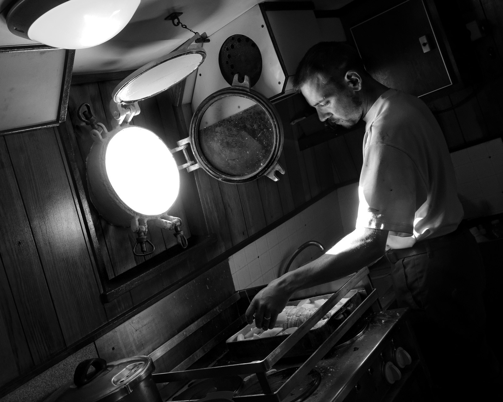 Marin pêcheur.. Deux mots qui suscitent tant de sentiments divers chez les gens de terre... Respect, admiration pour cette liberté, ce courage, mais aussi souvent peur et angoisse. Sont-ils fous ou désepérés pour risquer ainsi leurs vies quotidiennement ? Non, justes passionnés par leur métier, la mer est leur grande histoire d'amour.Le salaire de la peur des forcats de la mer, le journaliste avait raison.Ces photographies réalisées au cours de plusieurs marées à bord du Yannick, chalutier cherbourgeois, vous décrivent l'histoire d'un navire, d'un équipage, d'une famille. Vous embarquez à leurs côtés et découvrez leurs conditions de travail, la tempête, la fatigue, et, au détour d'une image, un sourire.Sophie LeroyDirectice de l'Armement Cherbourgeois