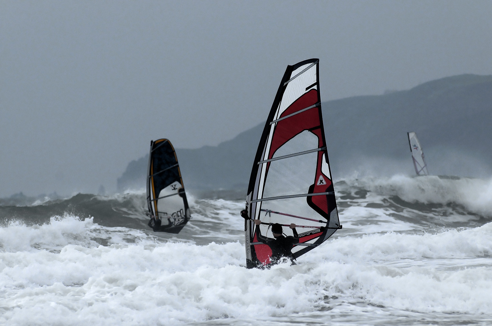 La rade de Cherbourg-en-Cotentin, qui figure parmi les plus grandes rades atificielles au monde, offre aux passionnés, débutants ou confirmés, la possibilité de pratiquer voile, aviron de mer, surf, kayak, ski nautique, funboard, plongée, kitesurf, waveski…