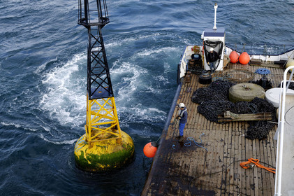 Les phares des côtes de France datent tous des 18ème et 19ème siècles, à quelques exceptions près, et l'on s'émerveille encore des efforts et des savoir-faire déployés alors pour mener à bien ces fabuleux travaux de génie civile.Scintillants, à éclats courts ou longs, isophases, à occultations... Rythme, couleur,secteur...Chaque phare affiche son code génétique, unique, que l'on retrouve également sur les cartes marines.Basé à Dunkerque, le Hauts de France est chargé de la mise en place et de l'entretien courant du balisage maritime hauturier de l'ensemble de la zone, de la frontière belge à la pointe de la Hague.Au-delà de ses missions premières, le baliseur océanique est également capable de mettre en oeuvre l'ensemble de ses capacités techniques pour lutter contre les pollutions marines.