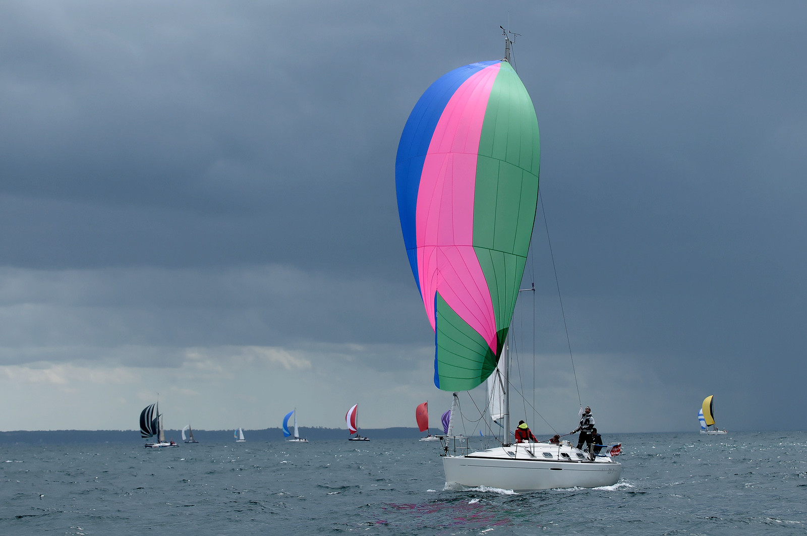La rade de Cherbourg-en-Cotentin, qui figure parmi les plus grandes rades atificielles au monde, offre aux passionnés, débutants ou confirmés, la possibilité de pratiquer voile, aviron de mer, surf, kayak, ski nautique, funboard, plongée, kitesurf, waveski…