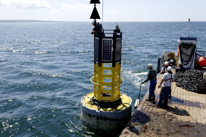 Les phares des côtes de France datent tous des 18ème et 19ème siècles, à quelques exceptions près, et l'on s'émerveille encore des efforts et des savoir-faire déployés alors pour mener à bien ces fabuleux travaux de génie civile.Scintillants, à éclats courts ou longs, isophases, à occultations... Rythme, couleur,secteur...Chaque phare affiche son code génétique, unique, que l'on retrouve également sur les cartes marines.Basé à Dunkerque, le Hauts de France est chargé de la mise en place et de l'entretien courant du balisage maritime hauturier de l'ensemble de la zone, de la frontière belge à la pointe de la Hague.Au-delà de ses missions premières, le baliseur océanique est également capable de mettre en oeuvre l'ensemble de ses capacités techniques pour lutter contre les pollutions marines.