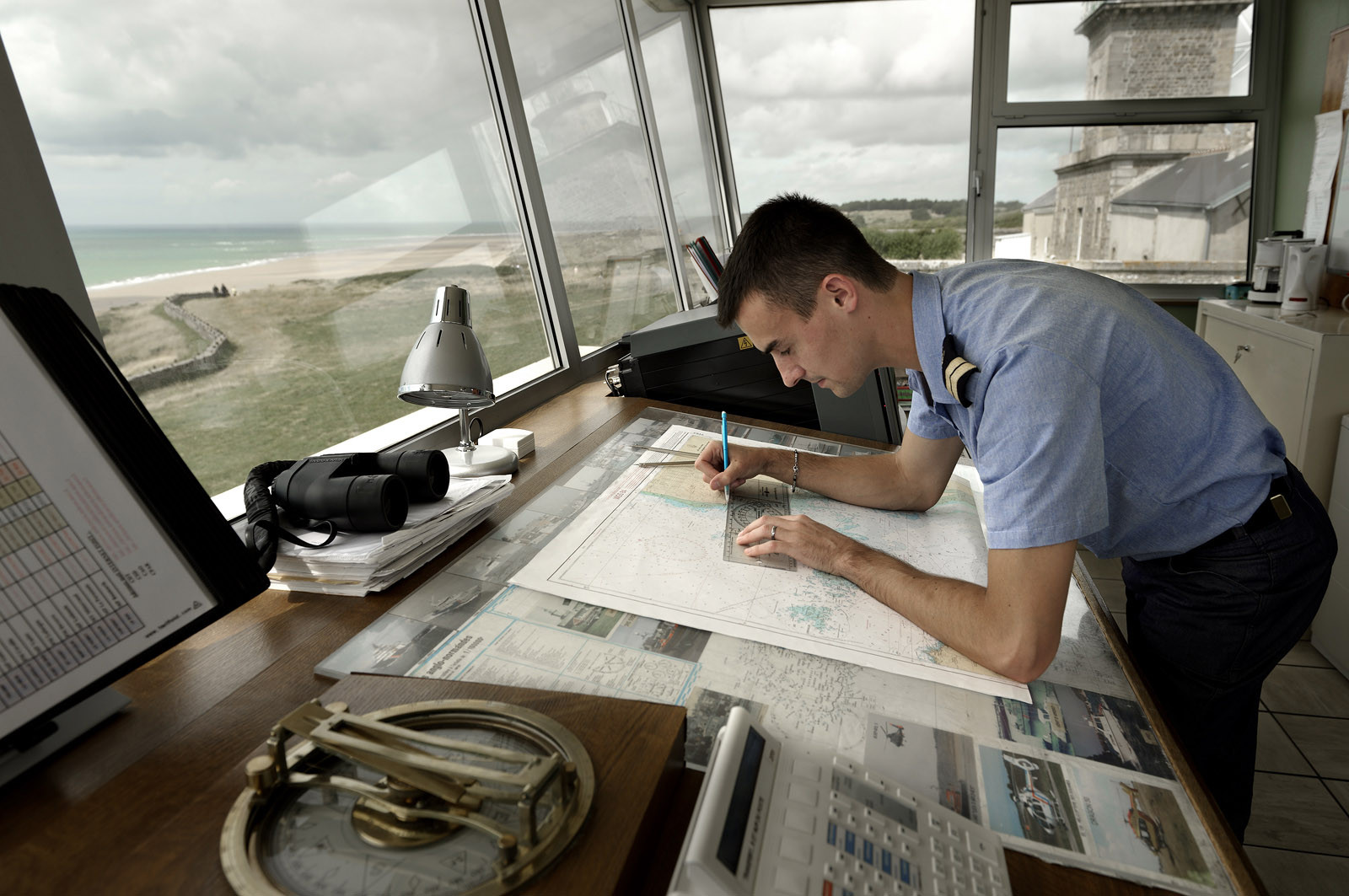 Sémaphore de Barneville-CarteretL'implantation des sémaphores en des points remarquables de la côte et leurs capacités opérationnelles de veille optique et radar les conduisent tout naturellement à participer activement à des missions plus générales relevant de la fonction de garde-côte.Au quotidien, les sémaphores restent un lien direct et simple entre les navigateurs côtiers, plaisanciers comme professionnels, et la terre. Leur présence rassure et ils sont en permanence sollicités pour des informations de toutes natures ou des précisions quant aux prévisions météorologiques locales.