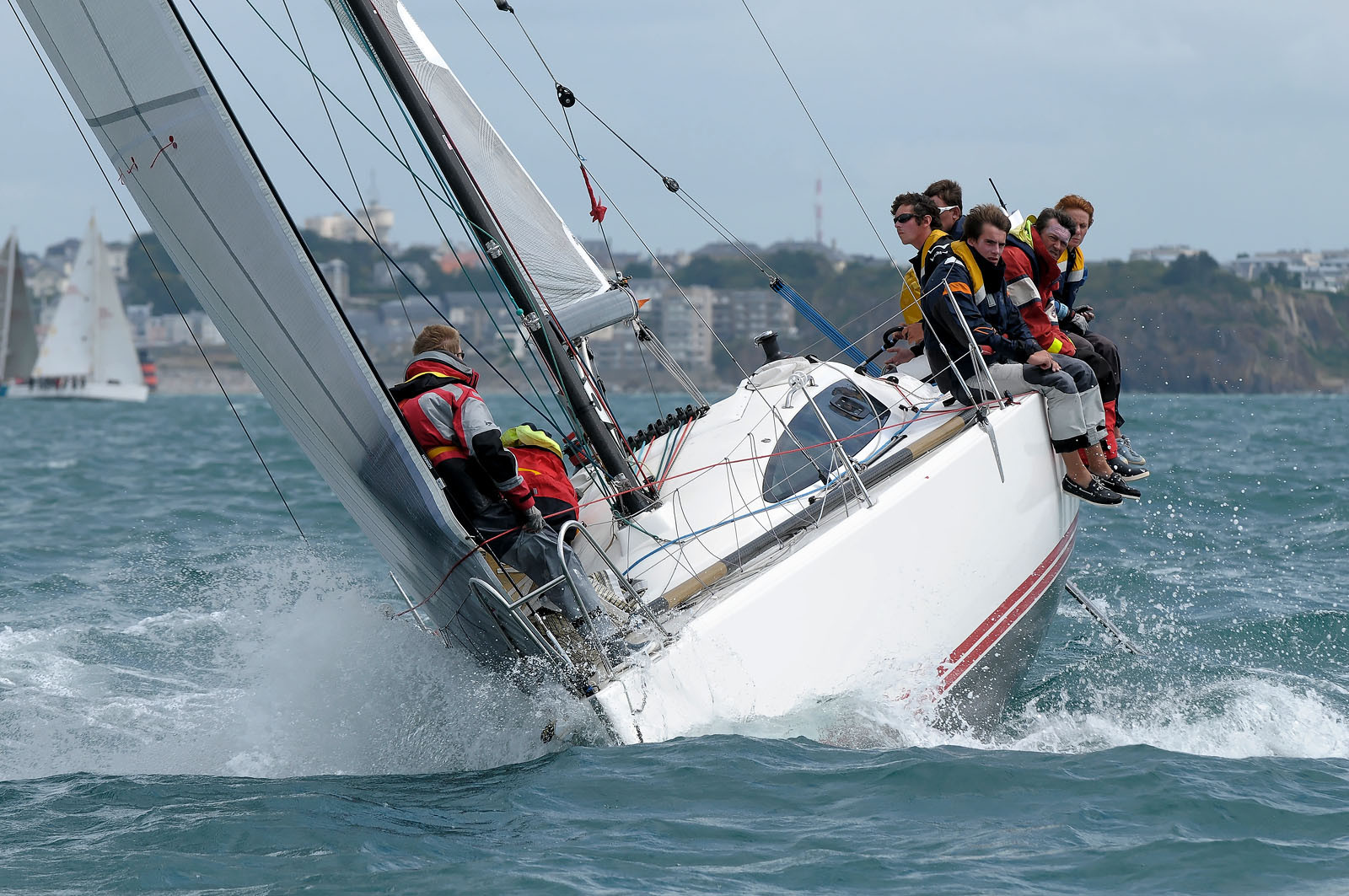 La rade de Cherbourg-en-Cotentin, qui figure parmi les plus grandes rades atificielles au monde, offre aux passionnés, débutants ou confirmés, la possibilité de pratiquer voile, aviron de mer, surf, kayak, ski nautique, funboard, plongée, kitesurf, waveski…