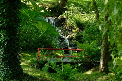 En hommage au poète, ses amis dont Gérard Fusberti, propriétaire du terrain et gardien du temple, décident de créer un jardin où chacun plantera son arbre ou laissera une de ses créations. Montand, Reggiani, Greco ou Mouloudji plantèrent chacun leur double végétal lors de la célébration du dixième anniversaire de la mort de Prévert, un eucalyptus aujourd'hui haut d'au moins 20 mètres pour Mouloudji.Se balader dans ce jardin, c'est pénétrer dans l'univers du poète. Au milieu des arbres d'ornement, des bambous peints de rouge vif, des arbres fruitiers, des camélias, des azalées, des gunneras (que Prévert adorait) et des hortensias, des œuvres d'art se révèlent ça et là, tantôt un portrait, tantôt une sculpture ou une installation. Des arbres peints prennent vie, une main rouge semblant sortir de leur entrailles, le ruisseau qui coule en cascade murmure une douce poésie, que l'on retrouve en quelques phrases inscrites sur des plaques qui surgissent au milieu de cette jungle organisée. (Saint-Germain-des-Vaux Manche)
