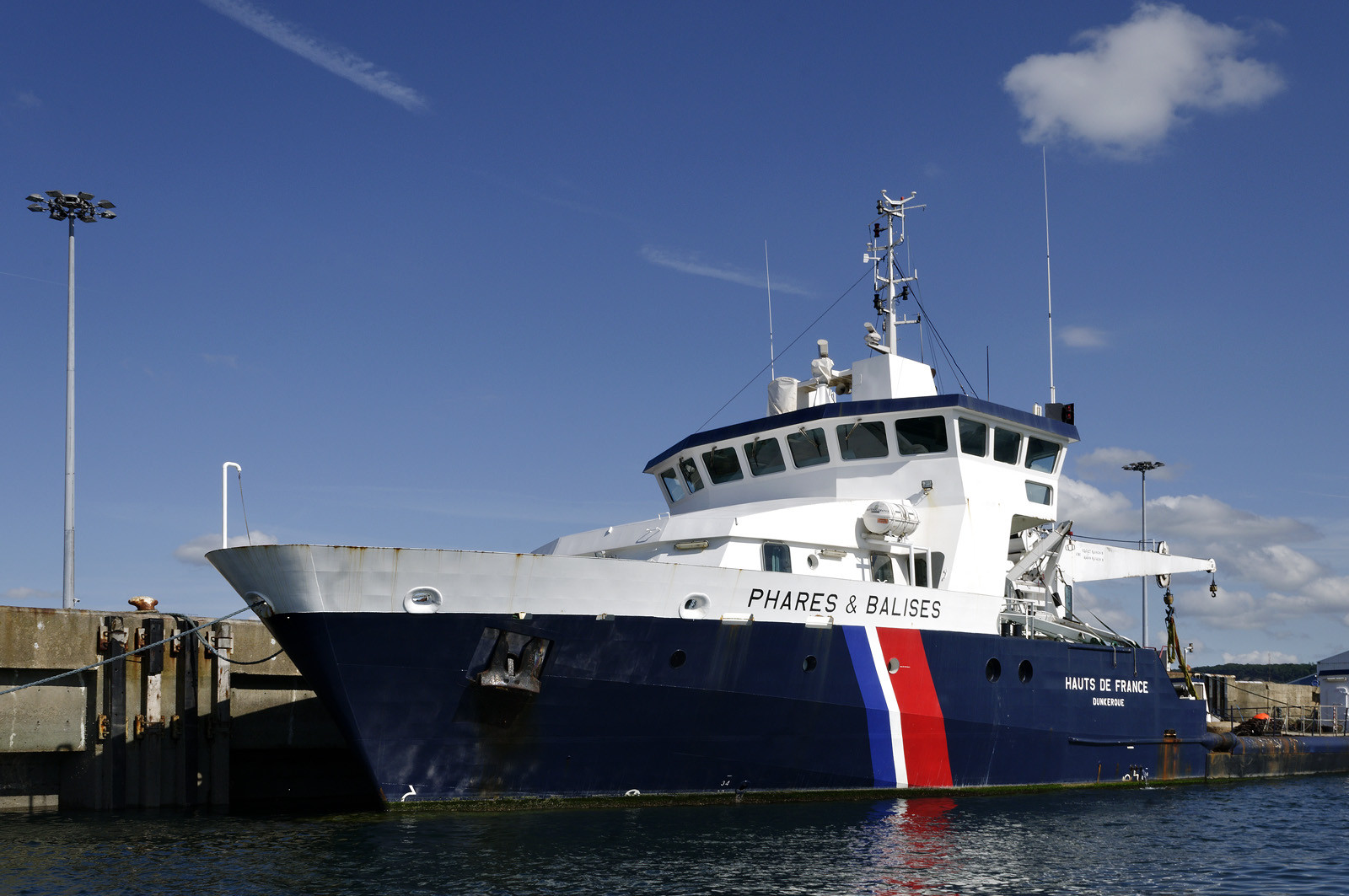 Les phares des côtes de France datent tous des 18ème et 19ème siècles, à quelques exceptions près, et l'on s'émerveille encore des efforts et des savoir-faire déployés alors pour mener à bien ces fabuleux travaux de génie civile.Scintillants, à éclats courts ou longs, isophases, à occultations... Rythme, couleur,secteur...Chaque phare affiche son code génétique, unique, que l'on retrouve également sur les cartes marines.Basé à Dunkerque, le Hauts de France est chargé de la mise en place et de l'entretien courant du balisage maritime hauturier de l'ensemble de la zone, de la frontière belge à la pointe de la Hague.Au-delà de ses missions premières, le baliseur océanique est également capable de mettre en oeuvre l'ensemble de ses capacités techniques pour lutter contre les pollutions marines.
