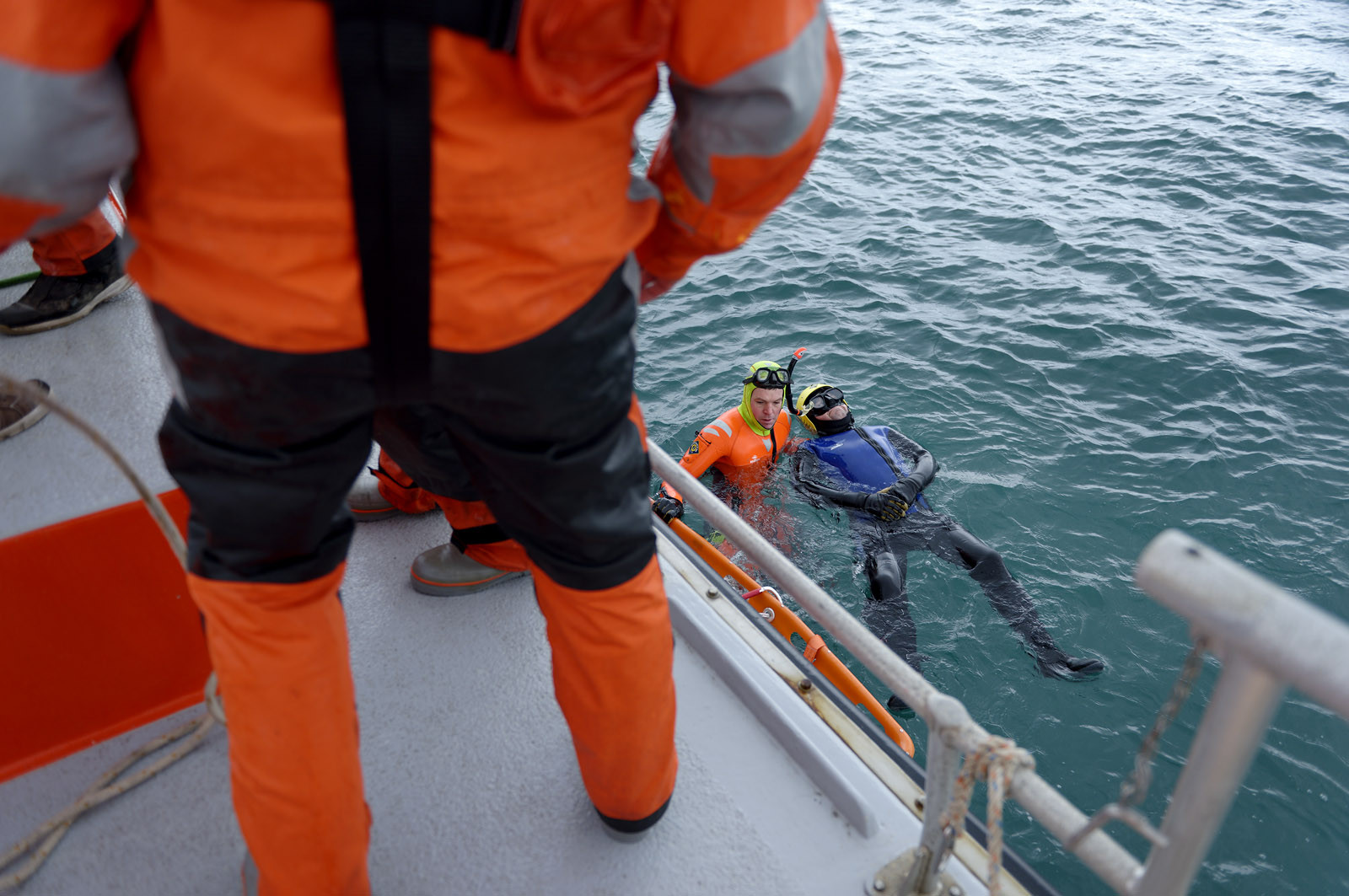 La station est idéalement située à la pointe du nord Cotentin sur la commune d'Auderville.Située aux abords du Raz Blanchard , à 10 miles nautique d'Aurigny et des Iles Anglo-Normandes, le rayon d'action de la station est vaste et se situe de la pointe de Flamanville coté ouest jusqu'au cap Lévy dans l'est.L'abri a une architecture unique en France et sa spécificité réside sur le fait que l'ensemble canot chariot (soit presque 30 tonnes au total ) pivote sur un axe d'une cale à l'autre afin d'être opérationnel  24 heures sur 24 et 365 jours par an quelque soit la marée et les conditions météorologiques.