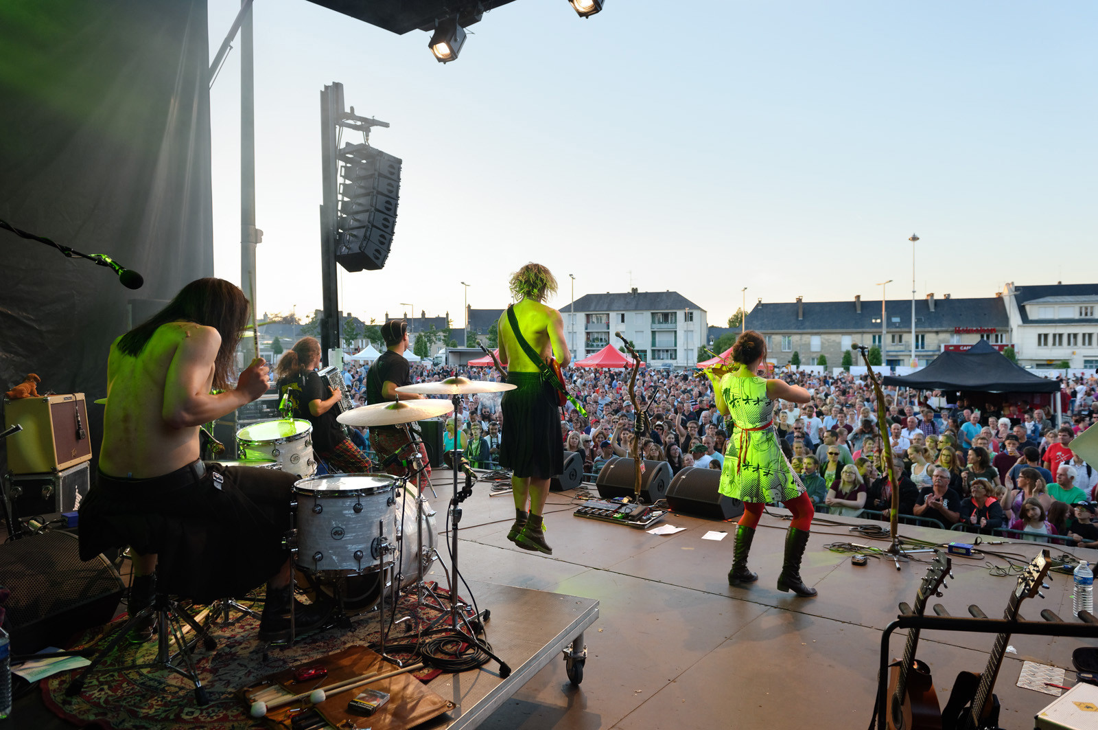 The ShoepolishersLes cireurs de pompe, dans la langue de Molière, n'en sont pas à leur coup d'essai. Avec pas moins de quatre albums dont un double live et un DVD vendu à plus de 10 000 exemplaires à leur actif, les Shoepolishers ont usé leurs savates sur une ribambelle de scènes et de festivals qu'ils ont peine à dénombrer. Leur musique, savant mélange folk rock agrémenté de consonances celtiques aux paroles un brin délirantes, constitue une invitation pour Blairoland. Ce monde fictif, peuplé de farfelus personnages dans un imaginaire conçu de toutes pièces, répand une énergie aussi électrisante que contagieuse sur scène. (http:  www.shoepolishers.fr)