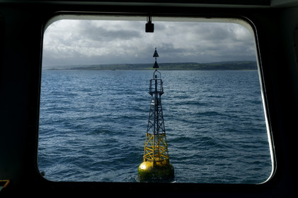Les phares des côtes de France datent tous des 18ème et 19ème siècles, à quelques exceptions près, et l'on s'émerveille encore des efforts et des savoir-faire déployés alors pour mener à bien ces fabuleux travaux de génie civile.Scintillants, à éclats courts ou longs, isophases, à occultations... Rythme, couleur,secteur...Chaque phare affiche son code génétique, unique, que l'on retrouve également sur les cartes marines.Basé à Dunkerque, le Hauts de France est chargé de la mise en place et de l'entretien courant du balisage maritime hauturier de l'ensemble de la zone, de la frontière belge à la pointe de la Hague.Au-delà de ses missions premières, le baliseur océanique est également capable de mettre en oeuvre l'ensemble de ses capacités techniques pour lutter contre les pollutions marines.