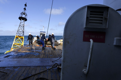 Les phares des côtes de France datent tous des 18ème et 19ème siècles, à quelques exceptions près, et l'on s'émerveille encore des efforts et des savoir-faire déployés alors pour mener à bien ces fabuleux travaux de génie civile.Scintillants, à éclats courts ou longs, isophases, à occultations... Rythme, couleur,secteur...Chaque phare affiche son code génétique, unique, que l'on retrouve également sur les cartes marines.Basé à Dunkerque, le Hauts de France est chargé de la mise en place et de l'entretien courant du balisage maritime hauturier de l'ensemble de la zone, de la frontière belge à la pointe de la Hague.Au-delà de ses missions premières, le baliseur océanique est également capable de mettre en oeuvre l'ensemble de ses capacités techniques pour lutter contre les pollutions marines.
