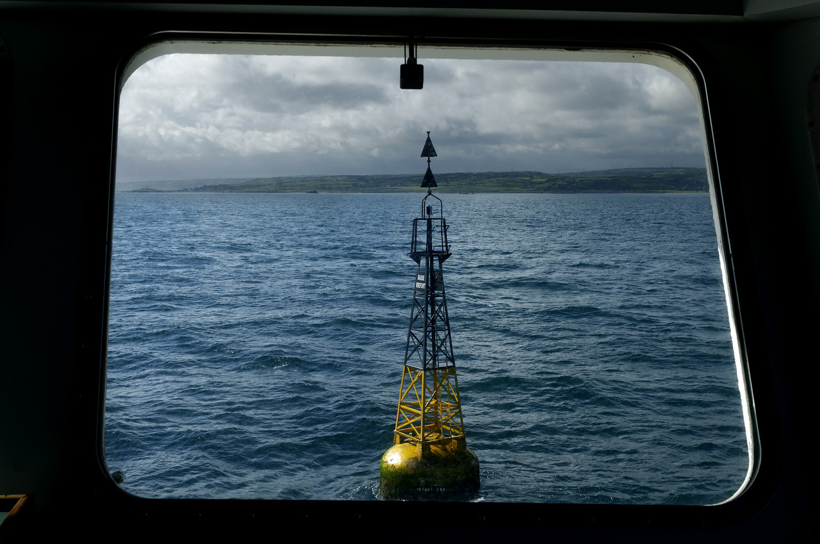 Les phares des côtes de France datent tous des 18ème et 19ème siècles, à quelques exceptions près, et l'on s'émerveille encore des efforts et des savoir-faire déployés alors pour mener à bien ces fabuleux travaux de génie civile.Scintillants, à éclats courts ou longs, isophases, à occultations... Rythme, couleur,secteur...Chaque phare affiche son code génétique, unique, que l'on retrouve également sur les cartes marines.Basé à Dunkerque, le Hauts de France est chargé de la mise en place et de l'entretien courant du balisage maritime hauturier de l'ensemble de la zone, de la frontière belge à la pointe de la Hague.Au-delà de ses missions premières, le baliseur océanique est également capable de mettre en oeuvre l'ensemble de ses capacités techniques pour lutter contre les pollutions marines.