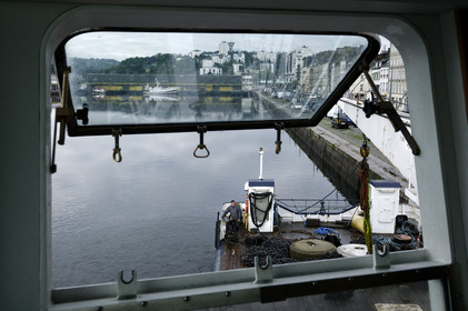 Les phares des côtes de France datent tous des 18ème et 19ème siècles, à quelques exceptions près, et l'on s'émerveille encore des efforts et des savoir-faire déployés alors pour mener à bien ces fabuleux travaux de génie civile.Scintillants, à éclats courts ou longs, isophases, à occultations... Rythme, couleur,secteur...Chaque phare affiche son code génétique, unique, que l'on retrouve également sur les cartes marines.Basé à Dunkerque, le Hauts de France est chargé de la mise en place et de l'entretien courant du balisage maritime hauturier de l'ensemble de la zone, de la frontière belge à la pointe de la Hague.Au-delà de ses missions premières, le baliseur océanique est également capable de mettre en oeuvre l'ensemble de ses capacités techniques pour lutter contre les pollutions marines.
