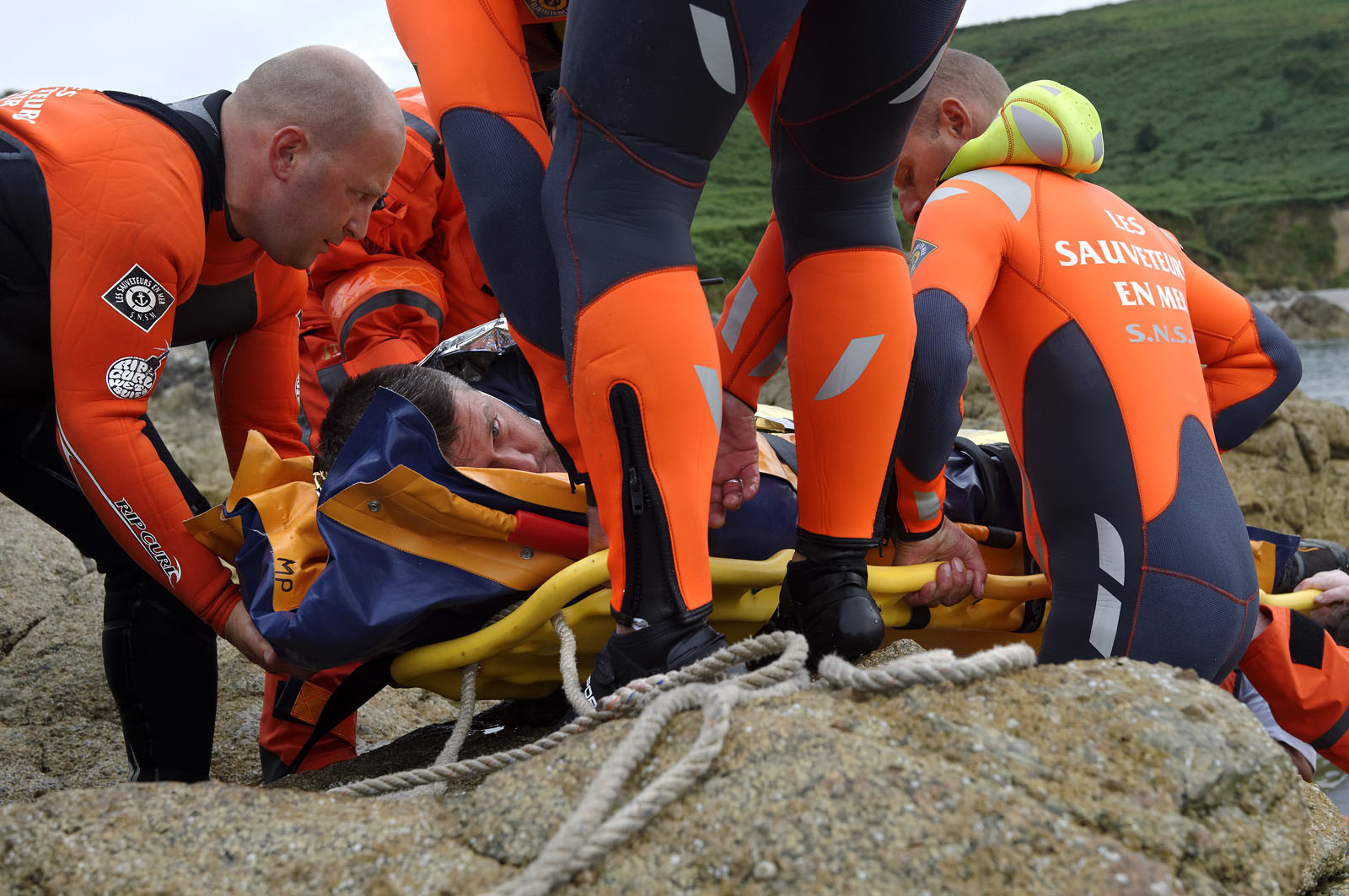 La société nationale de sauvetage en mer est une des expressions les plus abouties de la solidarité des gens de mer face aux drames et accidents maritimes à proximité de nos côtes.La SNSM actuelle est née en 1967, mais depuis plus d'un siècle et demi, des bénévoles issus du monde maritime professionnel et, de plus en plus désormais, d'autres milieux s'investissent localement pour apporter une aide irremplaçable aux usagers de la mer. Association reconnue d'utilité publique dont la mission première est le sauvetage des personnes en danger en mer, la SNSM exerce trois types d'activités : le sauvetage en mer proprement dit, la formation des nageurs sauveteurs saisonniers et la prévention des risques nautiques.Nous avons coutume de dire de nos équipages qu'ils donnent tout et ne prennent rien..sauf les risquesXavier de la Gorce , Président de la SNSM