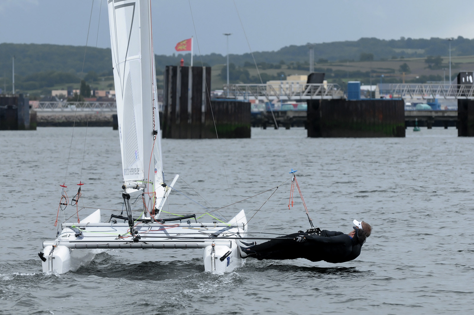 La rade de Cherbourg-en-Cotentin, qui figure parmi les plus grandes rades atificielles au monde, offre aux passionnés, débutants ou confirmés, la possibilité de pratiquer voile, aviron de mer, surf, kayak, ski nautique, funboard, plongée, kitesurf, waveski…
