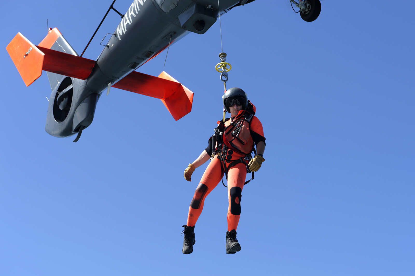 L'hélicoptère Dauphin SP (service public) de la marine constitue l'un des principaux moyens d'intervention à la disposition du CROSS pour les opérations de sauvetage en mer.L'équipage d'un Dauphin SP, c'est 6 personnes : aux 4 navigants qui sont à bord de l'appareil pour chaque mission (pilote, copilote, mécanicien de bord treuilliste et plongeur) s'ajoutent 2 techniciens, qui restent à terre et sont chargés de l'entretien de la machine. Depuis janvier 2013, au terme de 23 ans de service à Cherbourg-en-Cotentin, le Dauphin SP a cédé sa place à un nouvel appareil, plus imposant et de conception beaucoup plus récente : un EC 225.