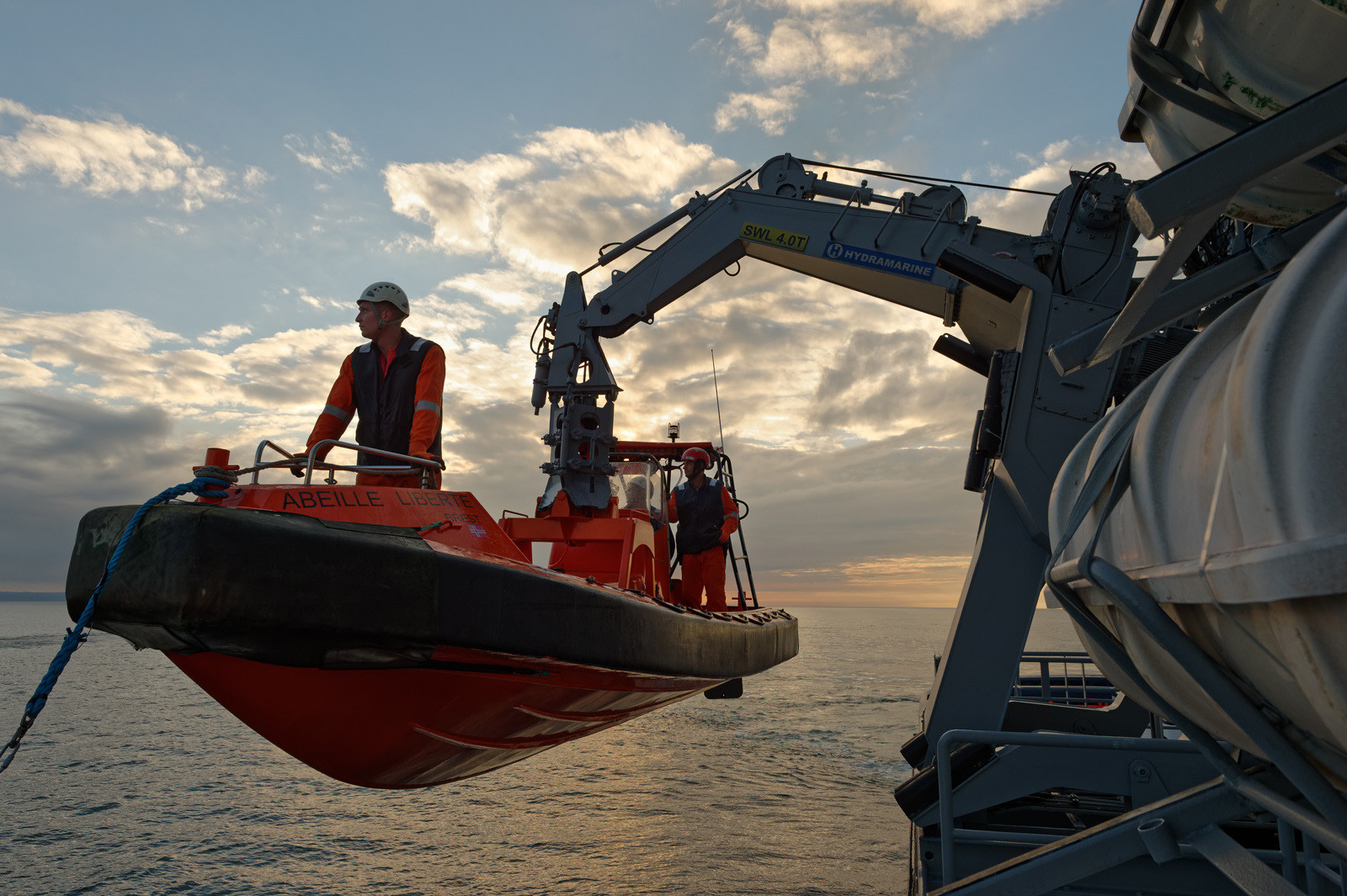 Basée à Cherbourg-en-Cotentin, l'Abeille Liberté, dont l'équipage compte 12 officiers et marins civils, agit pricipalement en Manche centrale. Les caractéristiques de l'Abeille Liberté sont impressionnantes : 21 000 chevaux, 19,5 noeuds, 200 tonnes de traction au treuil de remorquage, capacité de remorquer les plus grands porte-conteneurs actuels. C'est aussi une unité de sauvetage des personnes offrant la possibilité de recueillir à bord plus de 300 naufragés.