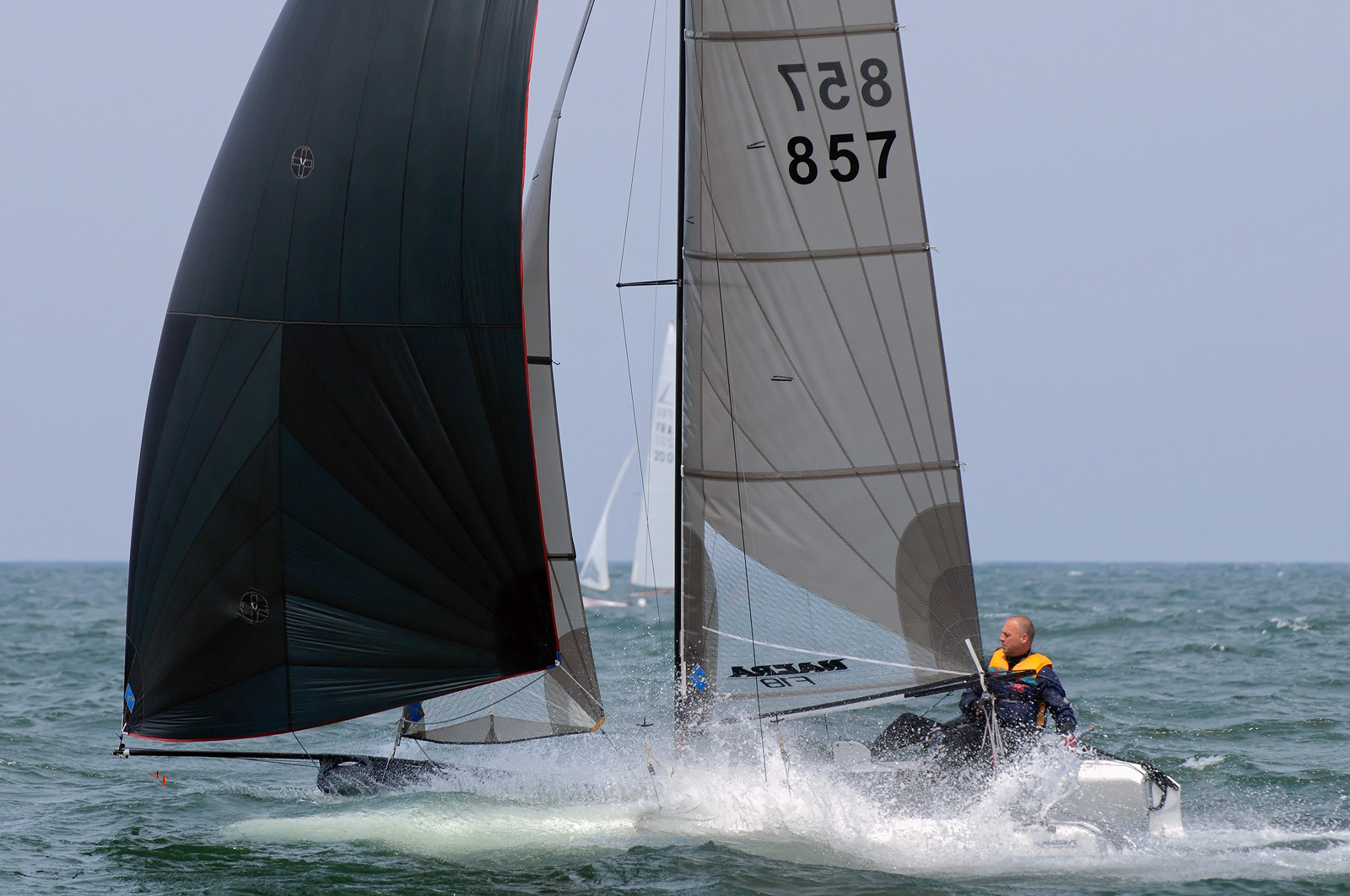 La rade de Cherbourg-en-Cotentin, qui figure parmi les plus grandes rades atificielles au monde, offre aux passionnés, débutants ou confirmés, la possibilité de pratiquer voile, aviron de mer, surf, kayak, ski nautique, funboard, plongée, kitesurf, waveski…