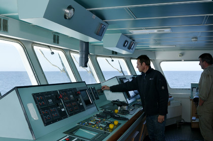 Les phares des côtes de France datent tous des 18ème et 19ème siècles, à quelques exceptions près, et l'on s'émerveille encore des efforts et des savoir-faire déployés alors pour mener à bien ces fabuleux travaux de génie civile.Scintillants, à éclats courts ou longs, isophases, à occultations... Rythme, couleur,secteur...Chaque phare affiche son code génétique, unique, que l'on retrouve également sur les cartes marines.Basé à Dunkerque, le Hauts de France est chargé de la mise en place et de l'entretien courant du balisage maritime hauturier de l'ensemble de la zone, de la frontière belge à la pointe de la Hague.Au-delà de ses missions premières, le baliseur océanique est également capable de mettre en oeuvre l'ensemble de ses capacités techniques pour lutter contre les pollutions marines.