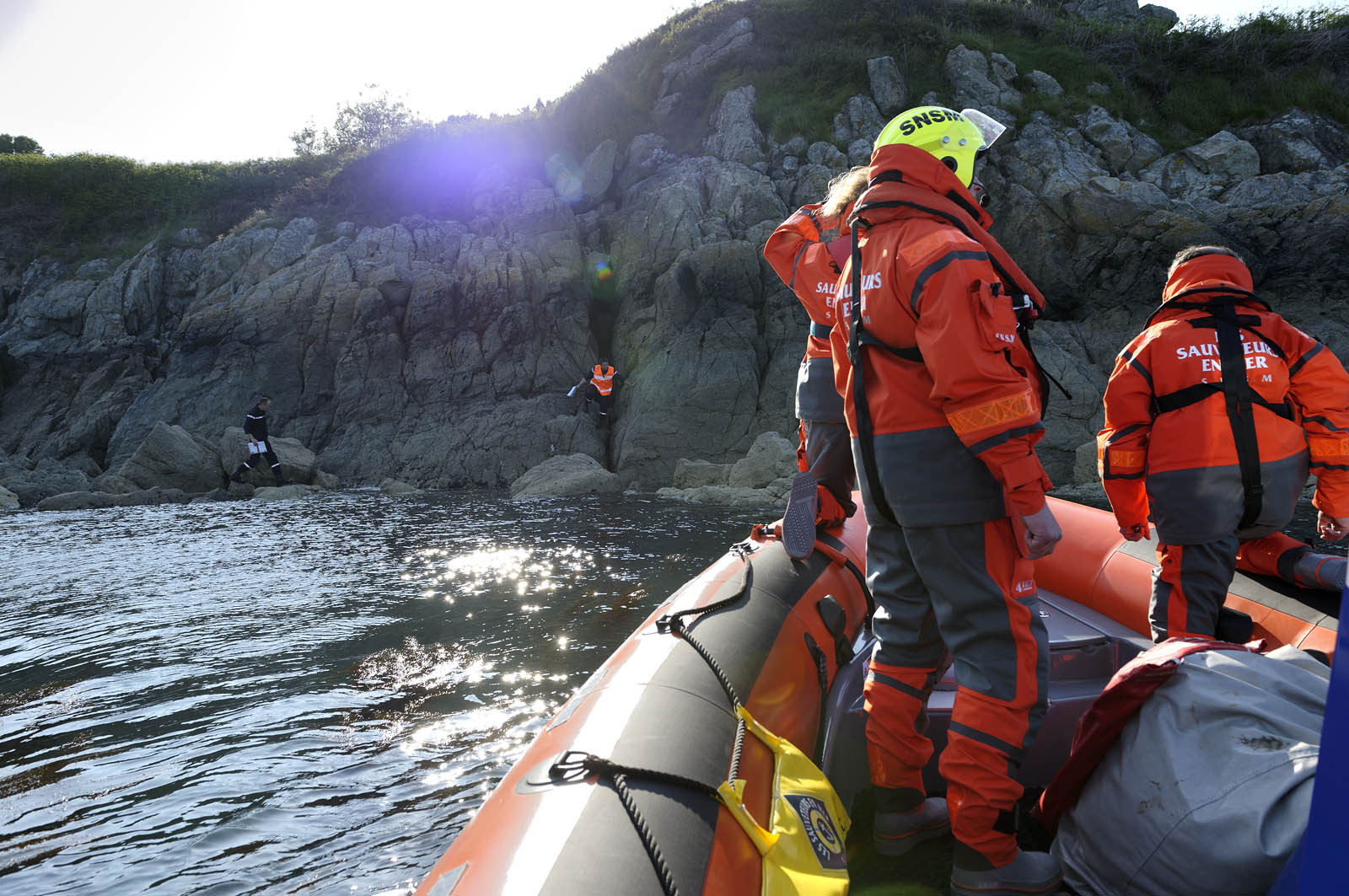 La société nationale de sauvetage en mer est une des expressions les plus abouties de la solidarité des gens de mer face aux drames et accidents maritimes à proximité de nos côtes.La SNSM actuelle est née en 1967, mais depuis plus d'un siècle et demi, des bénévoles issus du monde maritime professionnel et, de plus en plus désormais, d'autres milieux s'investissent localement pour apporter une aide irremplaçable aux usagers de la mer. Association reconnue d'utilité publique dont la mission première est le sauvetage des personnes en danger en mer, la SNSM exerce trois types d'activités : le sauvetage en mer proprement dit, la formation des nageurs sauveteurs saisonniers et la prévention des risques nautiques.Nous avons coutume de dire de nos équipages qu'ils donnent tout et ne prennent rien..sauf les risquesXavier de la Gorce , Président de la SNSM