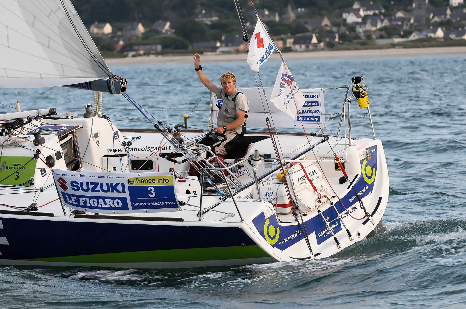 François GABARTLa rade de Cherbourg-en-Cotentin, qui figure parmi les plus grandes rades atificielles au monde, offre aux passionnés, débutants ou confirmés, la possibilité de pratiquer voile, aviron de mer, surf, kayak, ski nautique, funboard, plongée, kitesurf, waveski…
