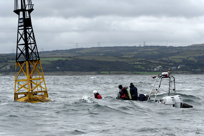 Les phares des côtes de France datent tous des 18ème et 19ème siècles, à quelques exceptions près, et l'on s'émerveille encore des efforts et des savoir-faire déployés alors pour mener à bien ces fabuleux travaux de génie civile.Scintillants, à éclats courts ou longs, isophases, à occultations... Rythme, couleur,secteur...Chaque phare affiche son code génétique, unique, que l'on retrouve également sur les cartes marines.Basé à Dunkerque, le Hauts de France est chargé de la mise en place et de l'entretien courant du balisage maritime hauturier de l'ensemble de la zone, de la frontière belge à la pointe de la Hague.Au-delà de ses missions premières, le baliseur océanique est également capable de mettre en oeuvre l'ensemble de ses capacités techniques pour lutter contre les pollutions marines.