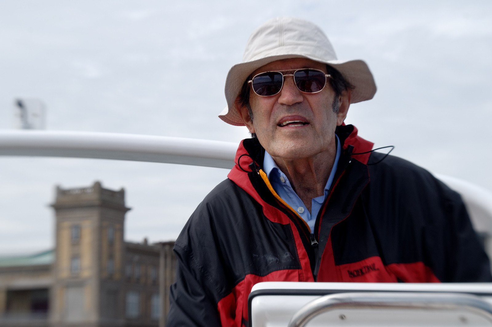 Jimmy CORNELLLa rade de Cherbourg-en-Cotentin, qui figure parmi les plus grandes rades atificielles au monde, offre aux passionnés, débutants ou confirmés, la possibilité de pratiquer voile, aviron de mer, surf, kayak, ski nautique, funboard, plongée, kitesurf, waveski…