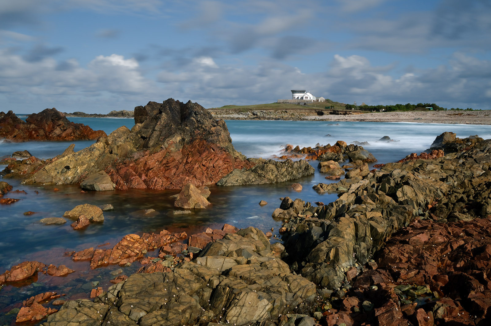 Dominant la mer à la pointe de Jardeheu et offrant une prespective du Cap Lévy à Auderville, le sémaphore de Jardeheu fut construit dans les années 1860 et désarmé par la Marine en 1984.