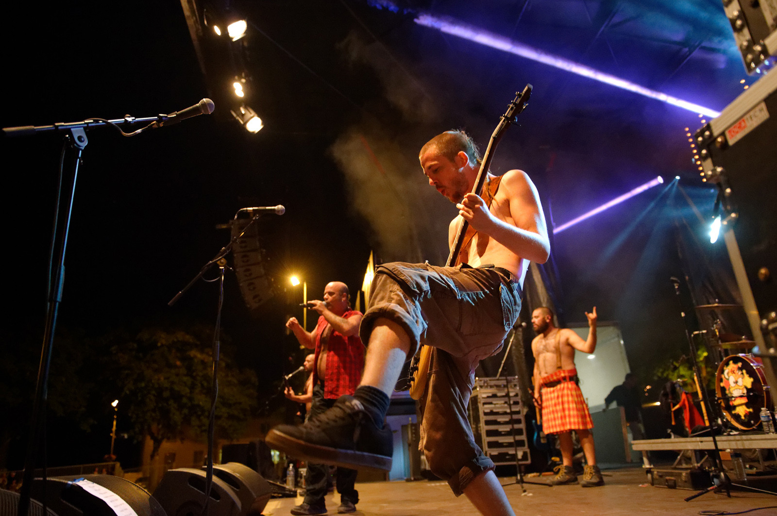 GOULAMAS'K voit le jour en 1999 dans la garrigue de Béziers. Dès les 1ers concerts, la couleur est donnée : un ska rock teinté de reggae punk, chanté en français, occitan, catalan et castillan, les langues natales des musiciens. Un des credo du groupe est la revendication et la reconnaissance de la diversité des langues et des cultures. Le nom même du groupe est tiré du mot occitan golamas (très usité dans la région du groupe et qui désigne quelqu'un de négligé, brouillon…). http:  www.goulamas-k.com
