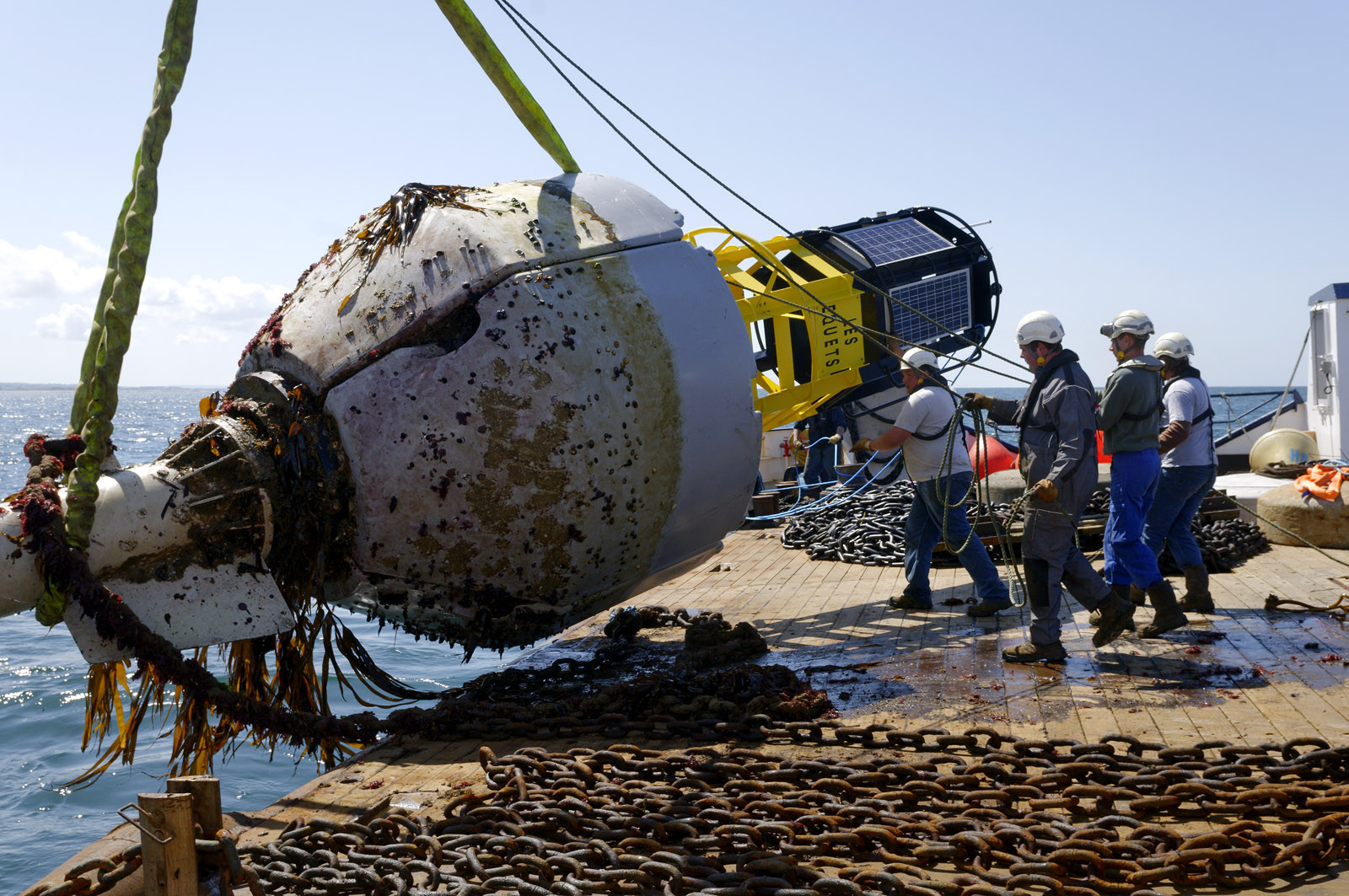 Les phares des côtes de France datent tous des 18ème et 19ème siècles, à quelques exceptions près, et l'on s'émerveille encore des efforts et des savoir-faire déployés alors pour mener à bien ces fabuleux travaux de génie civile.Scintillants, à éclats courts ou longs, isophases, à occultations... Rythme, couleur,secteur...Chaque phare affiche son code génétique, unique, que l'on retrouve également sur les cartes marines.Basé à Dunkerque, le Hauts de France est chargé de la mise en place et de l'entretien courant du balisage maritime hauturier de l'ensemble de la zone, de la frontière belge à la pointe de la Hague.Au-delà de ses missions premières, le baliseur océanique est également capable de mettre en oeuvre l'ensemble de ses capacités techniques pour lutter contre les pollutions marines.