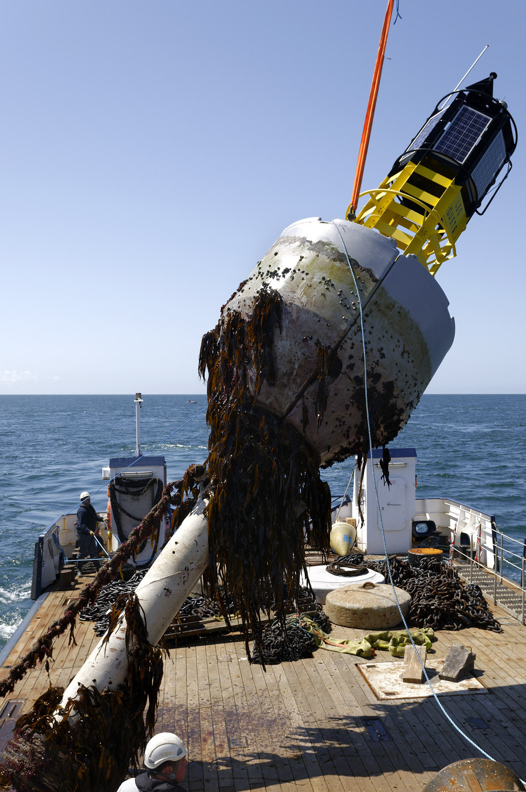 Les phares des côtes de France datent tous des 18ème et 19ème siècles, à quelques exceptions près, et l'on s'émerveille encore des efforts et des savoir-faire déployés alors pour mener à bien ces fabuleux travaux de génie civile.Scintillants, à éclats courts ou longs, isophases, à occultations... Rythme, couleur,secteur...Chaque phare affiche son code génétique, unique, que l'on retrouve également sur les cartes marines.Basé à Dunkerque, le Hauts de France est chargé de la mise en place et de l'entretien courant du balisage maritime hauturier de l'ensemble de la zone, de la frontière belge à la pointe de la Hague.Au-delà de ses missions premières, le baliseur océanique est également capable de mettre en oeuvre l'ensemble de ses capacités techniques pour lutter contre les pollutions marines.