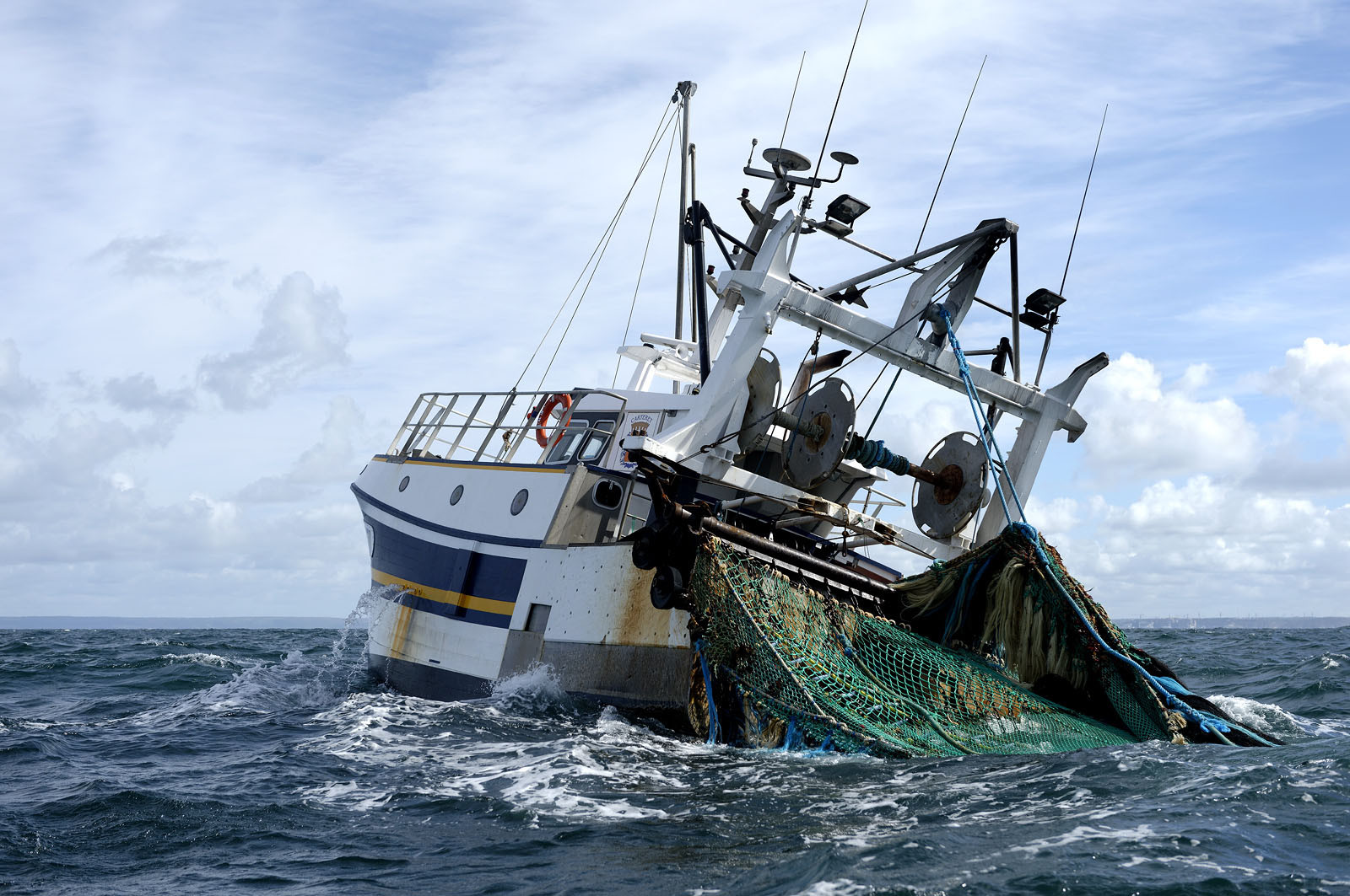 Construit à Cherbourg-en-Cotentin par les Constructions Mécaniques de Normandie (CMN), le PAM Thémis (Patrouilleurs des Affaires Maritimes) renforce le dispositif de surveillance de la zone Manche-Mer du Nord où, outre ses missions de contrôle des pêches, il participe à la permanence opérationnelle établie sous l'autorité du préfet maritime dans le cadre de la fonction de garde-côte.