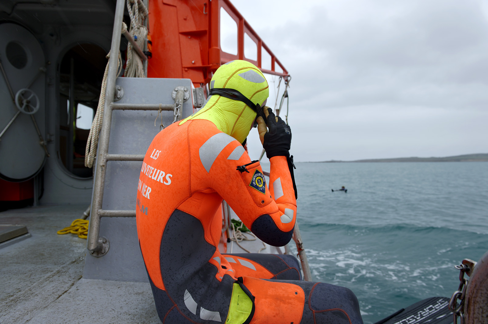 La station est idéalement située à la pointe du nord Cotentin sur la commune d'Auderville.Située aux abords du Raz Blanchard , à 10 miles nautique d'Aurigny et des Iles Anglo-Normandes, le rayon d'action de la station est vaste et se situe de la pointe de Flamanville coté ouest jusqu'au cap Lévy dans l'est.L'abri a une architecture unique en France et sa spécificité réside sur le fait que l'ensemble canot chariot (soit presque 30 tonnes au total ) pivote sur un axe d'une cale à l'autre afin d'être opérationnel  24 heures sur 24 et 365 jours par an quelque soit la marée et les conditions météorologiques.