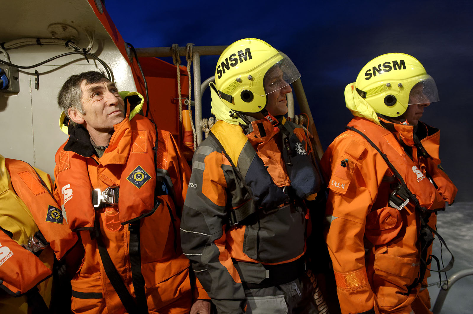 La station est idéalement située à la pointe du nord Cotentin sur la commune d'Auderville.Située aux abords du Raz Blanchard , à 10 miles nautique d'Aurigny et des Iles Anglo-Normandes, le rayon d'action de la station est vaste et se situe de la pointe de Flamanville coté ouest jusqu'au cap Lévy dans l'est.L'abri a une architecture unique en France et sa spécificité réside sur le fait que l'ensemble canot chariot (soit presque 30 tonnes au total ) pivote sur un axe d'une cale à l'autre afin d'être opérationnel  24 heures sur 24 et 365 jours par an quelque soit la marée et les conditions météorologiques.