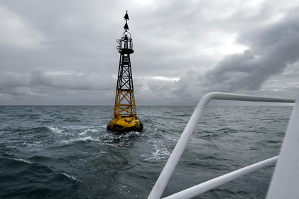 Les phares des côtes de France datent tous des 18ème et 19ème siècles, à quelques exceptions près, et l'on s'émerveille encore des efforts et des savoir-faire déployés alors pour mener à bien ces fabuleux travaux de génie civile.Scintillants, à éclats courts ou longs, isophases, à occultations... Rythme, couleur,secteur...Chaque phare affiche son code génétique, unique, que l'on retrouve également sur les cartes marines.Basé à Dunkerque, le Hauts de France est chargé de la mise en place et de l'entretien courant du balisage maritime hauturier de l'ensemble de la zone, de la frontière belge à la pointe de la Hague.Au-delà de ses missions premières, le baliseur océanique est également capable de mettre en oeuvre l'ensemble de ses capacités techniques pour lutter contre les pollutions marines.